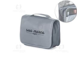 Necessaire de nylon oxford marrom com design vintage e textura grunge. Item vazio, fechado com ziper e alça para transporte