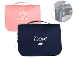 Necessaire de nylon oxford marrom com design vintage e textura grunge. Item vazio, fechado com ziper e alça para transporte