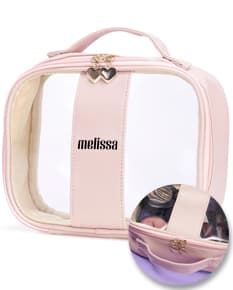 Nécessaire PVC Grande na cor rosa, feita em couro e metal. Possui um único compartimento com fechadura, perfeito para guardar
