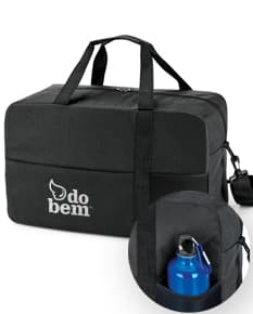 Bolsa esportiva preta de couro vintage para viagens e equipamentos esportivos. Ideal para armazenar acessórios esportivos