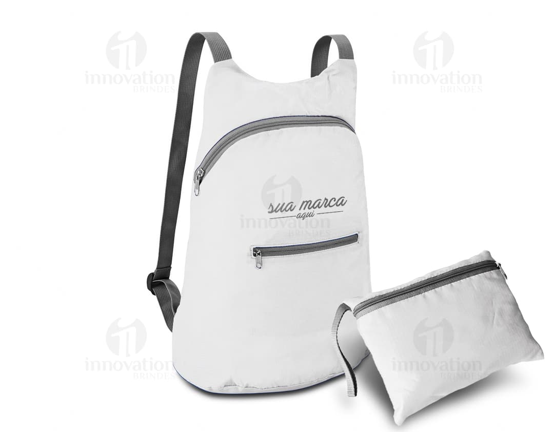 Mochila dobrável de couro preto, com alça de ombro e fecho de zíper. Vazia e pronta para ser usada, perfeita para viagens ou