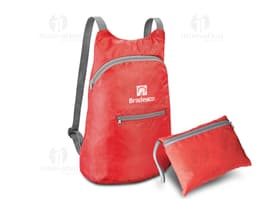 Mochila dobrável de couro preto, com alça de ombro e fecho de zíper. Vazia e pronta para ser usada, perfeita para viagens ou
