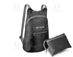 Mochila dobrável de couro preto, com alça de ombro e fecho de zíper. Vazia e pronta para ser usada, perfeita para viagens ou