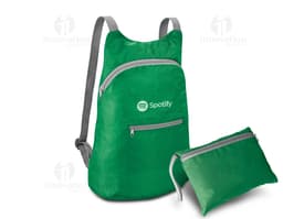Mochila dobrável de couro preto, com alça de ombro e fecho de zíper. Vazia e pronta para ser usada, perfeita para viagens ou