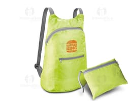 Mochila dobrável de couro preto, com alça de ombro e fecho de zíper. Vazia e pronta para ser usada, perfeita para viagens ou