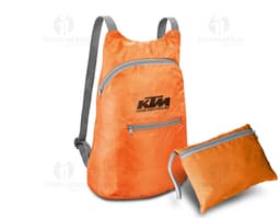 Mochila dobrável de couro preto, com alça de ombro e fecho de zíper. Vazia e pronta para ser usada, perfeita para viagens ou