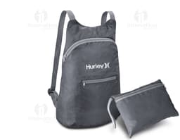 Mochila dobrável de couro preto, com alça de ombro e fecho de zíper. Vazia e pronta para ser usada, perfeita para viagens ou