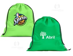 Sacola mochila feita de material rPET 190T, com alças de 40 cm de comprimento.