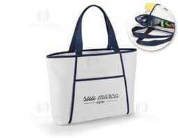 Container de papelão vazio, com formato de bolsa térmica 470 x 305 mm, em um ambiente de shopping. Objeto de design 3D com