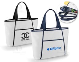 Container de papelão vazio, com formato de bolsa térmica 470 x 305 mm, em um ambiente de shopping. Objeto de design 3D com