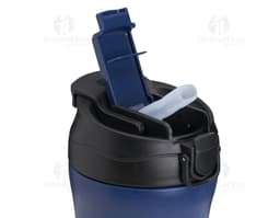 Copo de inox com capacidade de 450ml.