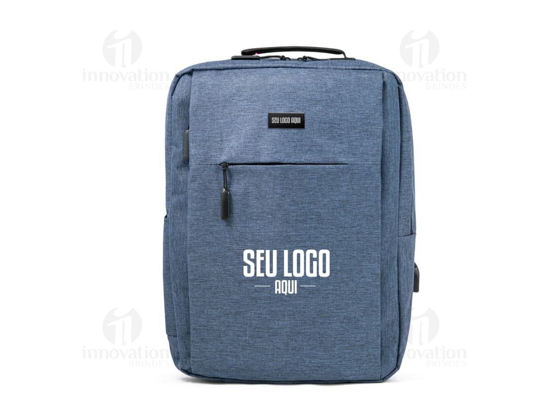 Mochila para notebook em couro marrom vintage com alça e fecho de metal. Perfeita para viagens de negócios ou passeios.