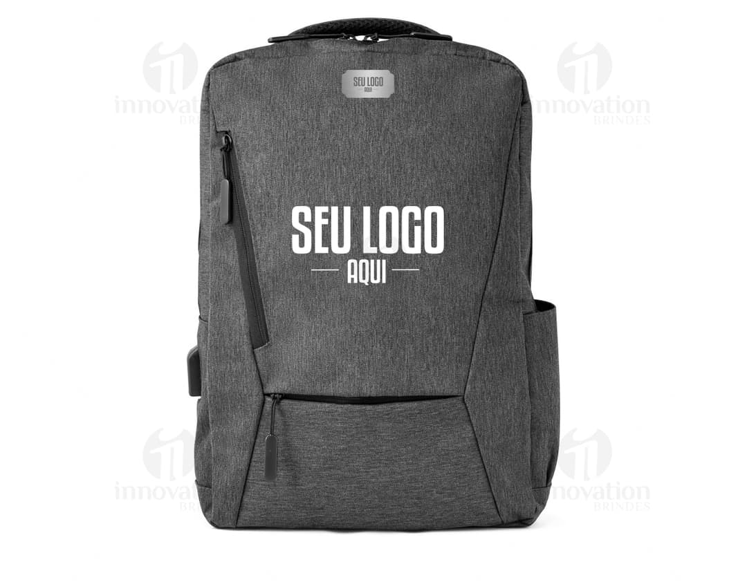 Mochila para notebook preta em couro genuíno, ideal para viagens de negócios. Compartimento espaçoso e design elegante.