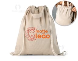 Mochila em algodão reciclado preta com alça de couro, fecho de zíper, único bolso externo e design moderno.