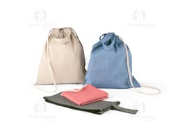Mochila em algodão reciclado preta com alça de couro, fecho de zíper, único bolso externo e design moderno.