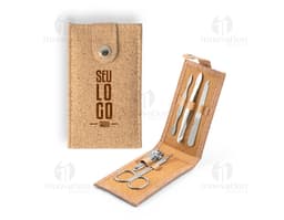 Kit Manicure de Luxo em Couro Marrom - Completo e Prático. Este conjunto de alta qualidade contém todos os acessórios de