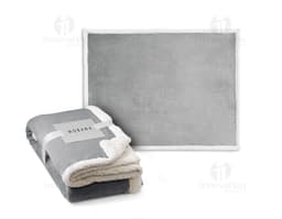 Manta polar 190 g/m² em embalagem de papelão marrom vazia, aberta, com laço de fita.