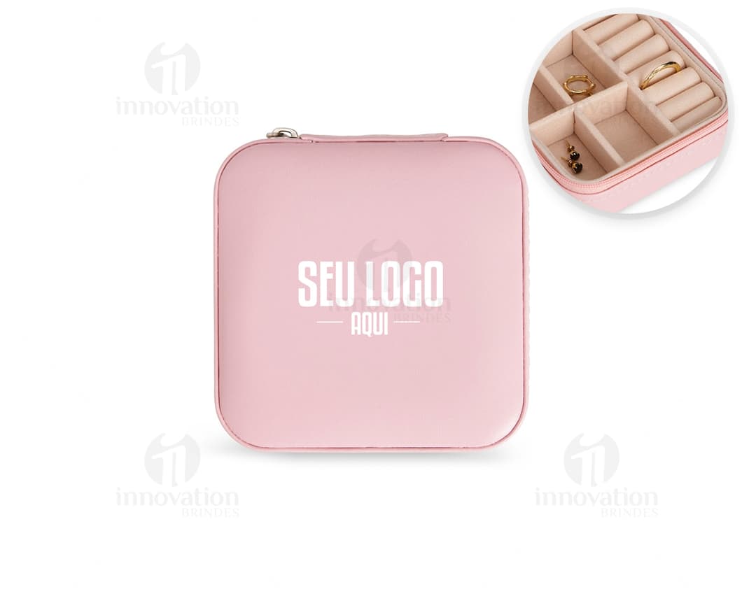 Porta joias em couro sintético aveludado contendo uma pilha de moedas de diferentes valores e um estojo de maquiagem em pó.