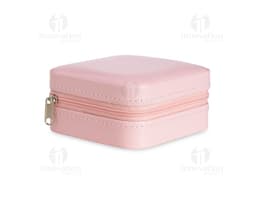 Porta joias em couro sintético aveludado contendo uma pilha de moedas de diferentes valores e um estojo de maquiagem em pó.