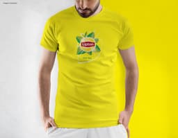 Homem jovem e atraente usando uma camiseta preta tradicional, sorrindo de forma confiante e casual. Ele está em pé, posando