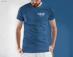 Homem jovem e atraente usando uma camiseta preta tradicional, sorrindo de forma confiante e casual. Ele está em pé, posando