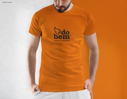 Homem jovem e atraente usando uma camiseta preta tradicional, sorrindo de forma confiante e casual. Ele está em pé, posando