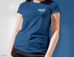Homem jovem e atraente, sorrindo, usando uma camiseta preta. Ele está em pé, confiante e feliz, em um estúdio. O modelo