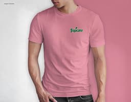 Homem jovem e atraente sorrindo, posando em um estúdio com uma camiseta preta de algodão tradicional de 165g/m². Ele está