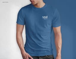 Homem jovem e atraente sorrindo, posando em um estúdio com uma camiseta preta de algodão tradicional de 165g/m². Ele está