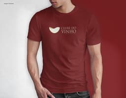 Homem jovem e atraente sorrindo, posando em um estúdio com uma camiseta preta de algodão tradicional de 165g/m². Ele está