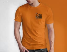 Homem jovem e atraente sorrindo, posando em um estúdio com uma camiseta preta de algodão tradicional de 165g/m². Ele está