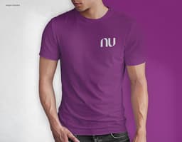 Homem jovem e atraente sorrindo, posando em um estúdio com uma camiseta preta de algodão tradicional de 165g/m². Ele está