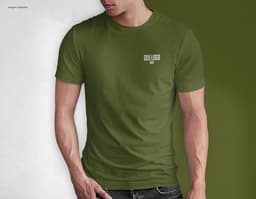 Homem jovem e atraente sorrindo, posando em um estúdio com uma camiseta preta de algodão tradicional de 165g/m². Ele está