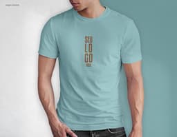 Homem jovem e atraente sorrindo, posando em um estúdio com uma camiseta preta de algodão tradicional de 165g/m². Ele está