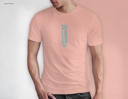 Homem jovem e atraente sorrindo, posando em um estúdio com uma camiseta preta de algodão tradicional de 165g/m². Ele está