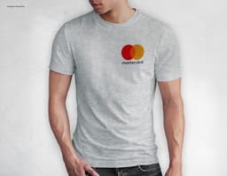 Homem jovem e atraente sorrindo, posando em um estúdio com uma camiseta preta de algodão tradicional de 165g/m². Ele está