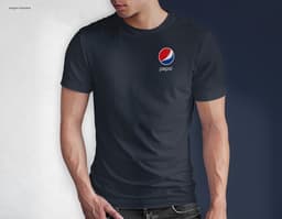Homem jovem e atraente sorrindo, posando em um estúdio com uma camiseta preta de algodão tradicional de 165g/m². Ele está