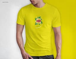 Homem jovem e atraente sorrindo, posando em um estúdio com uma camiseta preta de algodão tradicional de 165g/m². Ele está
