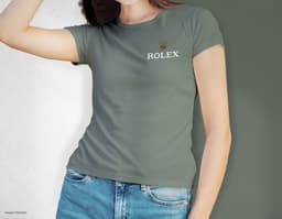 Camiseta feminina de corte cinturado em cor azul, usada por uma modelo sorridente e atraente. Ela está posando de forma