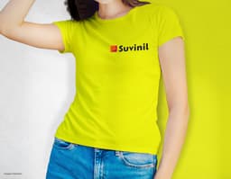 Camiseta feminina de corte cinturado em cor azul, usada por uma modelo sorridente e atraente. Ela está posando de forma