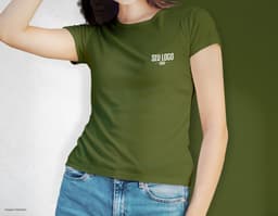 Camiseta feminina de corte cinturado em cor azul, usada por uma modelo sorridente e atraente. Ela está posando de forma
