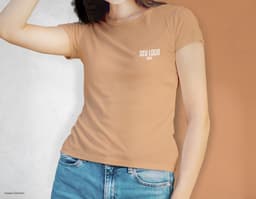 Camiseta feminina de corte cinturado em cor azul, usada por uma modelo sorridente e atraente. Ela está posando de forma