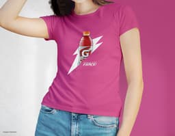Camiseta feminina de corte cinturado em cor azul, usada por uma modelo sorridente e atraente. Ela está posando de forma