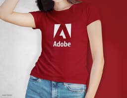Camiseta feminina de corte cinturado em cor azul, usada por uma modelo sorridente e atraente. Ela está posando de forma