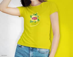 Camiseta feminina de corte cinturado em cor azul, usada por uma modelo sorridente e atraente. Ela está posando de forma