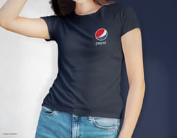 Camiseta feminina de corte cinturado em cor azul, usada por uma modelo sorridente e atraente. Ela está posando de forma