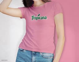Camiseta feminina de corte cinturado em cor azul, usada por uma modelo sorridente e atraente. Ela está posando de forma