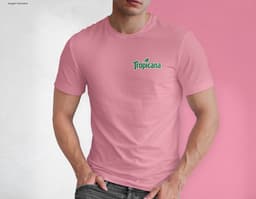 Homem jovem e atraente posando de maneira casual com uma camiseta de algodão tradicional. Ele está sorrindo e tem um sorriso