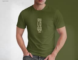 Homem jovem e atraente posando de maneira casual com uma camiseta de algodão tradicional. Ele está sorrindo e tem um sorriso