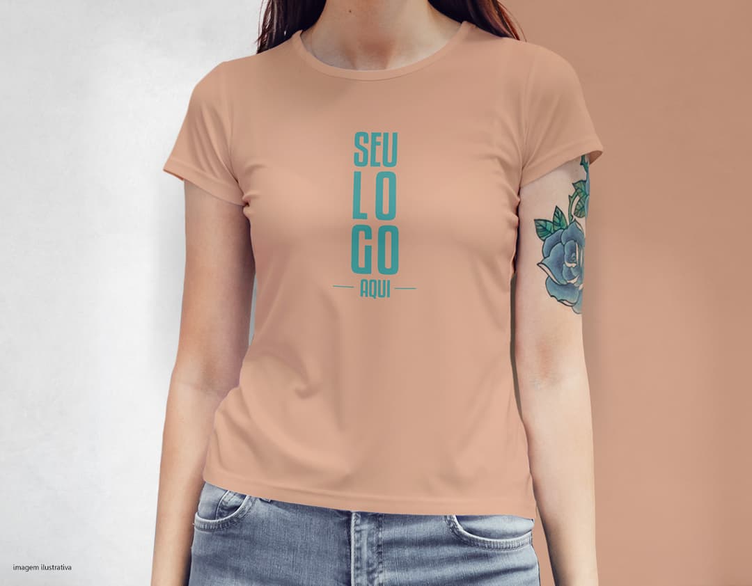 Camiseta feminina com uma garota atraente e sorridente, posando de forma casual em um estúdio. O modelo tem cabelos escuros e
